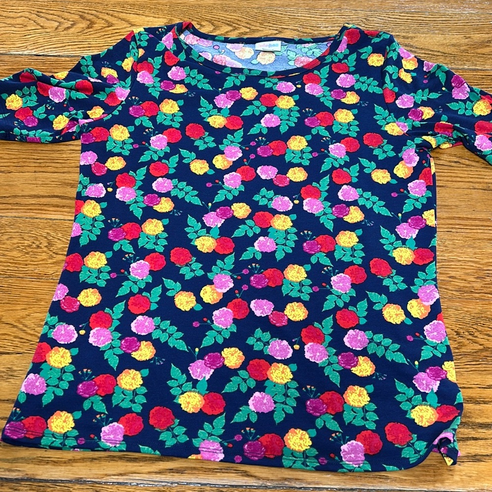 LulaRoe Gigi short sleeve top. Size XL. Navy with floral print. Great condition